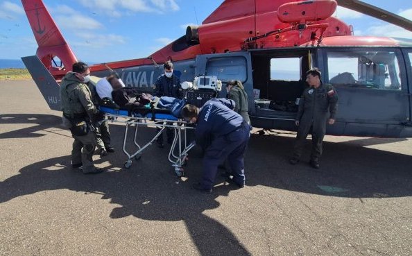 Armada desplegó amplio operativo para evacuar a tripulante que presentó graves problemas de salud a más de 2 mil km de Valparaíso