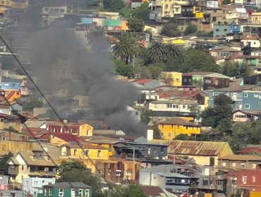 Incendio afecta a casa de material ligero y amenaza con propagarse a otras en Valparaíso