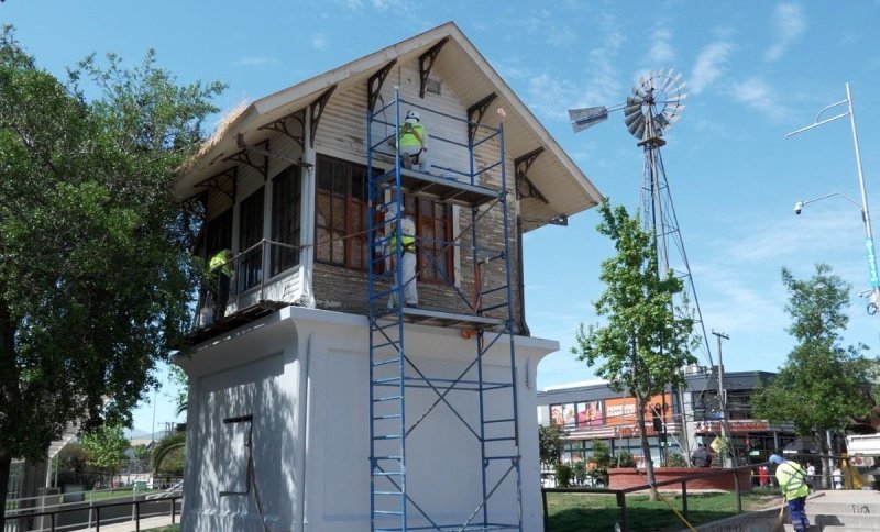 Municipio y EFE renuevan históricas cabinas ferroviarias de Villa Alemana y Peñablanca
