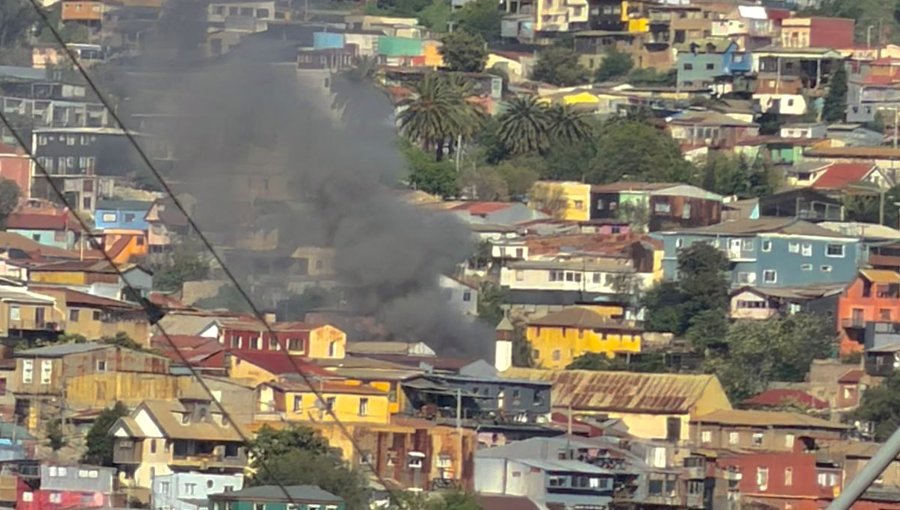 Incendio afectó a casa de material ligero y amenazó con propagarse a otras en Valparaíso