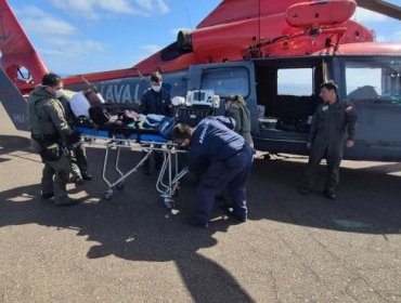 Armada desplegó amplio operativo para evacuar a tripulante que presentó graves problemas de salud a más de 2 mil km de Valparaíso