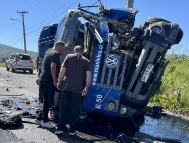 Camión recolector del Municipio de Viña del Mar sufrió grave accidente en el Camino Internacional: conductor permaneció atrapado
