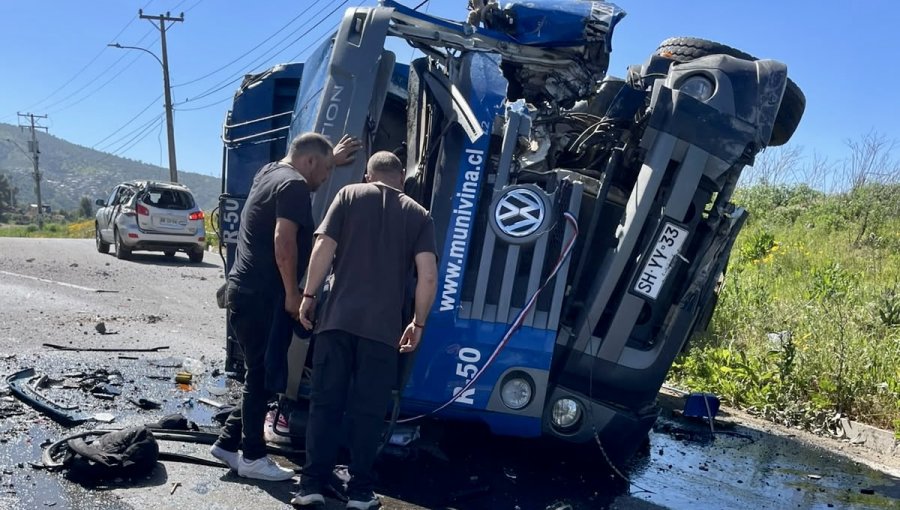 Camión recolector del Municipio de Viña del Mar sufrió grave accidente en la ruta Las Palmas: conductor permaneció atrapado