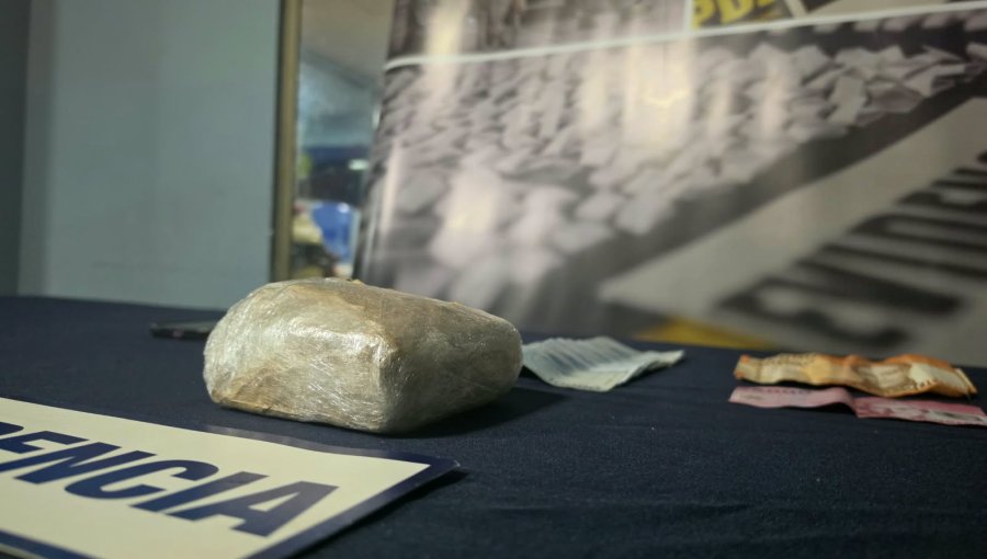 Detienen a mujer que viajaba desde Santiago hasta Rapa Nui trasladando drogas ocultas en su equipaje y vestimentas