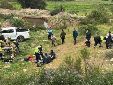 Siete lesionados, entre ellos uno en estado grave, deja desbarrancamiento de camioneta que trasladaba estudiantes en Llay-Llay