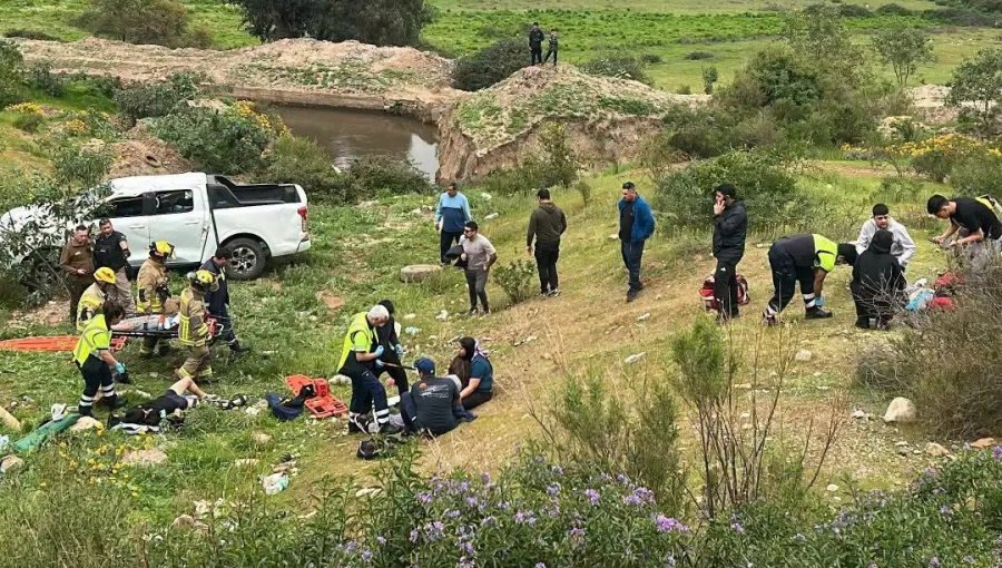 Siete lesionados, entre ellos uno en estado grave, deja desbarrancamiento de camioneta que trasladaba estudiantes en Llay-Llay
