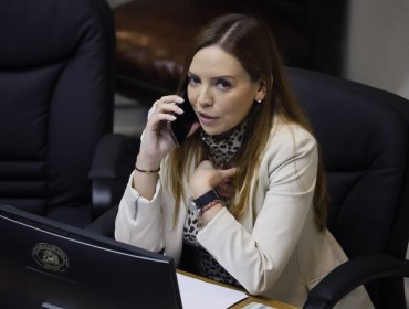 Revelan nuevos chats que complican a la senadora Camila Flores: acusó estar “perdiendo $80 millones” en rendiciones de campaña
