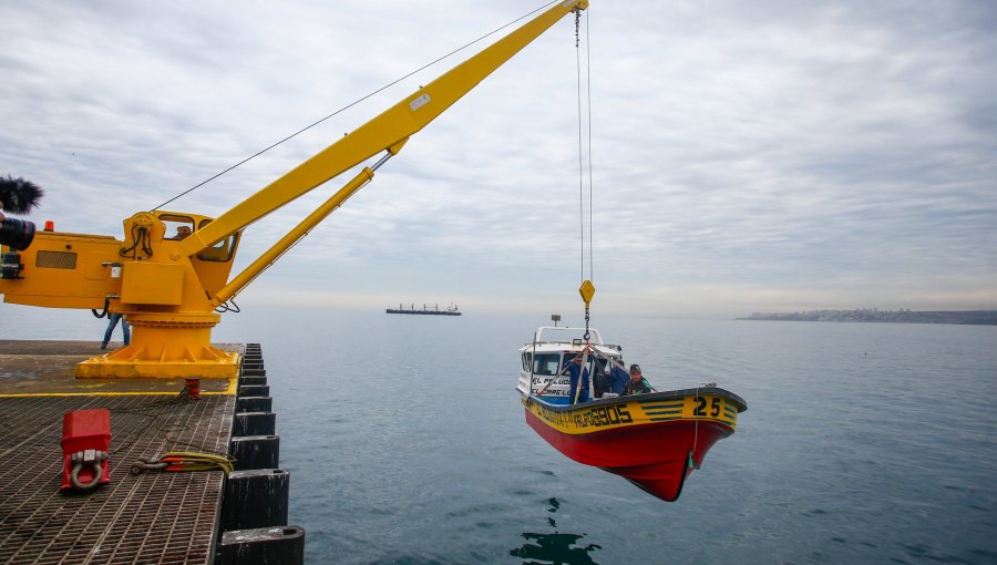 Tras daños causados por las marejadas, la Caleta Portales de Valparaíso vuelve a poner en marcha su grúa principal