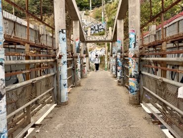 Miedo, robos y deterioro: usuarios de pasarela Portales denuncian inseguridad en estratégico punto entre Valparaíso y Viña del Mar