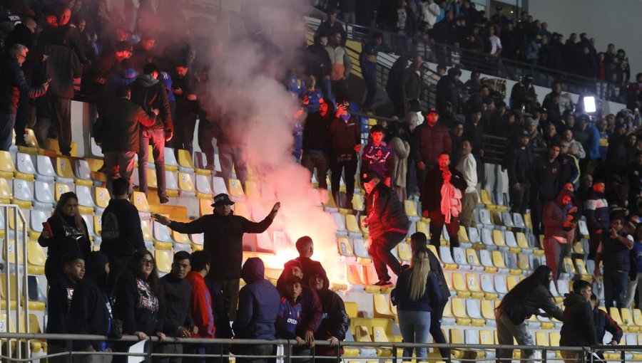 Lanzamiento de fuegos artificiales obligó a suspender el partido entre Everton y la U por la Copa Chile