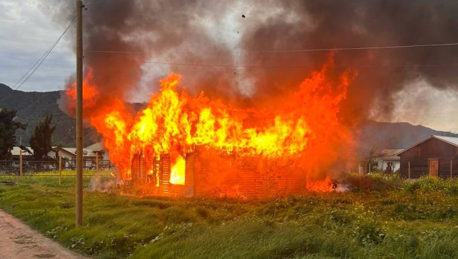 Incendio consumió por completo una vivienda en el sector de Rabuco en Hijuelas: una persona resultó damnificada