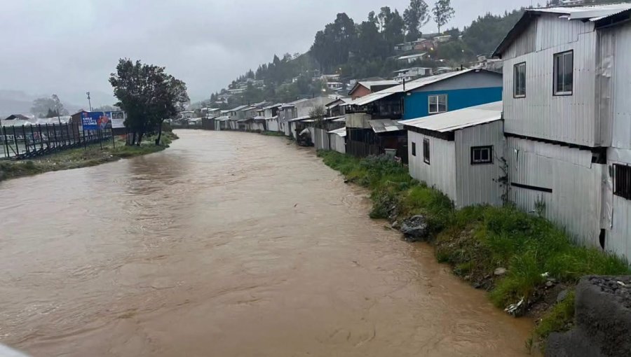 Senapred reporta 16 personas aisladas y 74 viviendas afectadas por sistema frontal entre las regiones de O'Higgins y Los Lagos