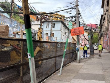 El drama de los vecinos del cerro Playa Ancha tras el cierre de calle Carampangue: "Nos afecta mucho" y "es demasiado tiempo"