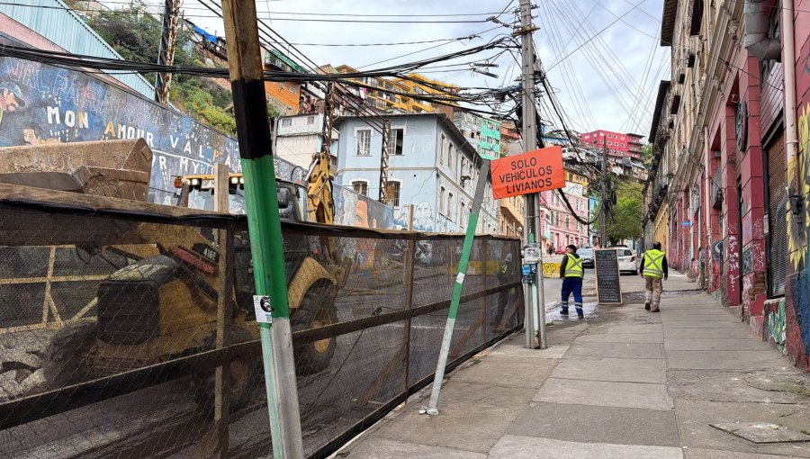 El drama de los vecinos del cerro Playa Ancha tras el cierre de calle Carampangue: "Nos afecta mucho" y "es demasiado tiempo"