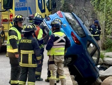 Colisión entre dos vehículos termina con uno de ellos semidesbarrancado en Quilpué