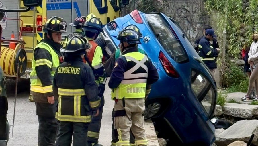 Colisión entre dos vehículos termina con uno de ellos semidesbarrancado en Quilpué