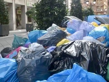 Dos trabajadores resultaron afectados tras activación de granada lacrimógena hallada entre la basura en la vía pública de Concón