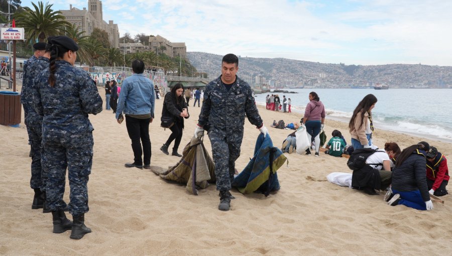 Armada de Chile encabeza masiva campaña de limpieza de playas y retira más de 800 kilos de basura en Valparaíso