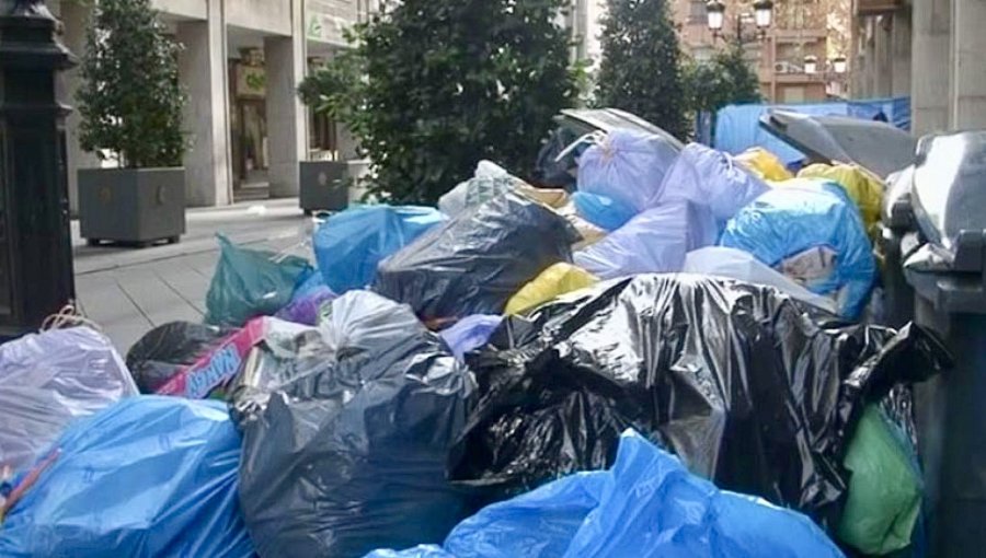 Dos trabajadores resultaron afectados tras activación de granada lacrimógena hallada entre la basura en la vía pública de Concón
