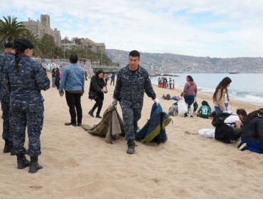 Armada de Chile encabeza masiva campaña de limpieza de playas y retira más de 800 kilos de basura en Valparaíso
