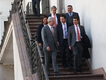 Oficialismo reprocha a Bachelet y Boric por críticas al Escudo de las Américas