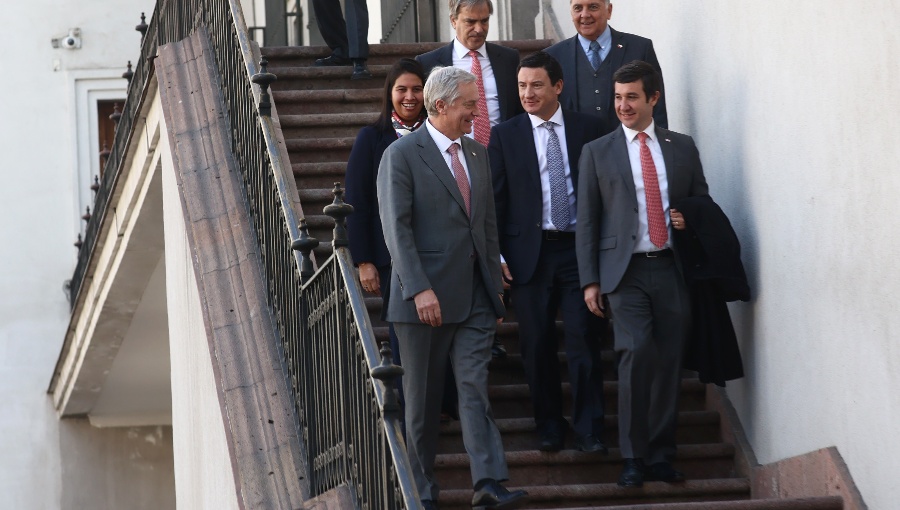 Oficialismo reprocha a Bachelet y Boric por críticas al Escudo de las Américas