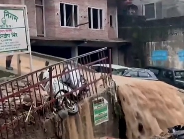 Temporal e inundaciones dejan al menos 56 muertos en Uttar Pradesh en India