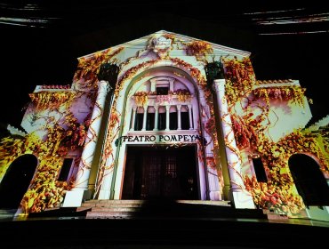 Histórica noche en Villa Alemana: mapping en la fachada del Teatro Pompeya recorrió sus 100 años de historia