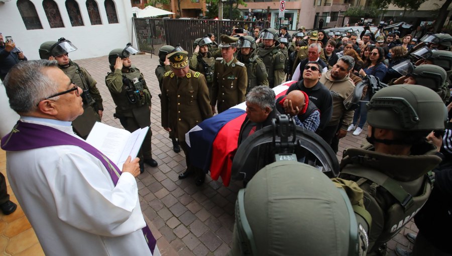 Funcionarios de la 42ª Comisaría Radiopatrullas rindieron homenaje al cabo Aguilera en inicio de velatorio en Providencia