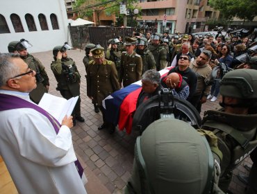 Funcionarios de la 42ª Comisaría Radiopatrullas rindieron homenaje al cabo Aguilera en inicio de velatorio en Providencia