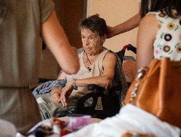 Acuerdo permite a española de 87 años volver a casa de la que fue desalojada en Madrid