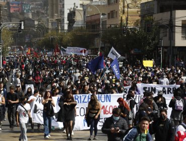 El regreso de las marchas en Valparaíso: comerciantes del centro en alerta por impacto en sus locales ante posibles desmanes