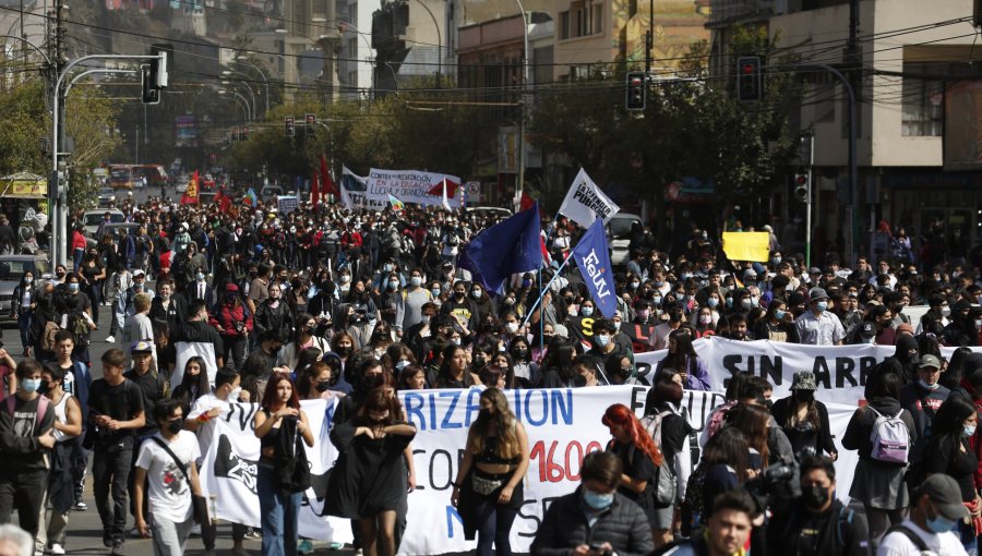 El regreso de las marchas en Valparaíso: comerciantes del centro en alerta por impacto en sus locales ante posibles desmanes
