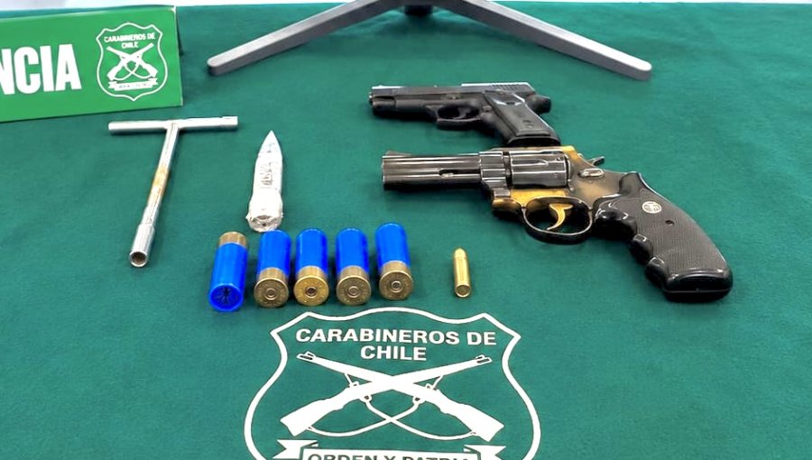 Detienen a dos personas en Casablanca tras ser sorprendidas al interior de un automóvil robado y con armas y municiones