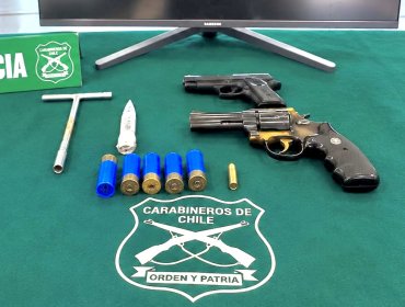 Detienen a dos personas en Casablanca tras ser sorprendidas al interior de un automóvil robado y con armas y municiones