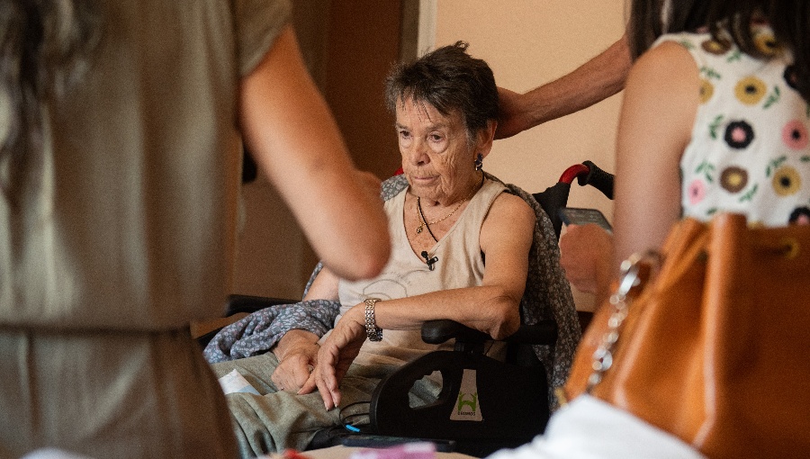 Acuerdo permite a española de 87 años volver a casa de la que fue desalojada en Madrid