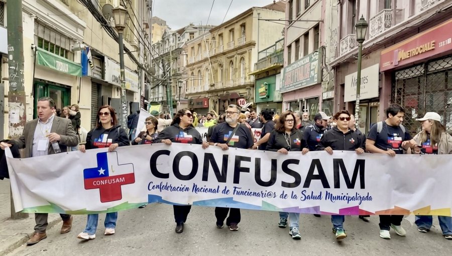 Gremios de la salud marcharon en Valparaíso exigiendo más recursos para la salud primaria: Confusam advirtió "serios problemas"