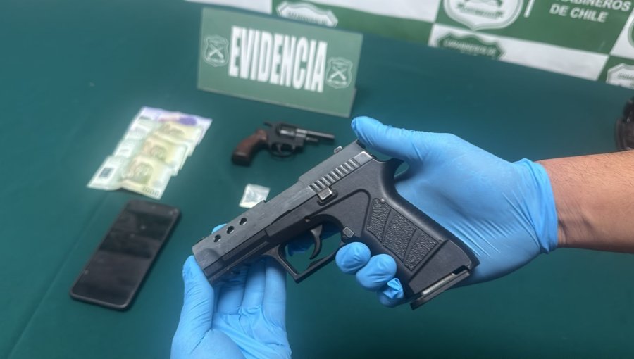 Detienen a sujeto con un revólver adaptado, pistola a fogueo y drogas en Cartagena