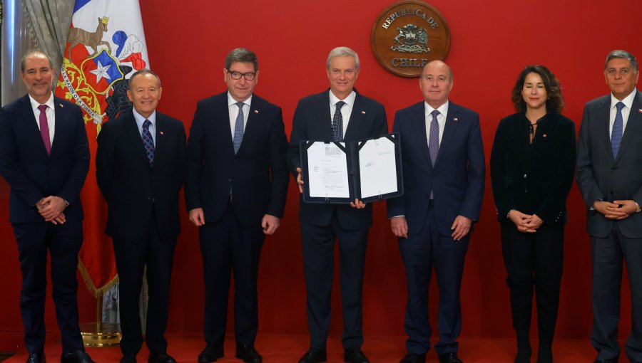 Presidente Kast presenta proyecto para extender bonos a transportistas y pescadores tras alza en los combustibles