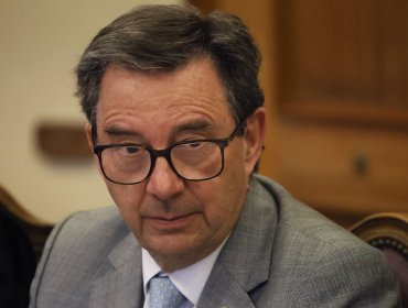 Ministro Barros aclara dichos sobre las Islas Malvinas y recalca que la posición de Chile es que "se negocie entre las partes"