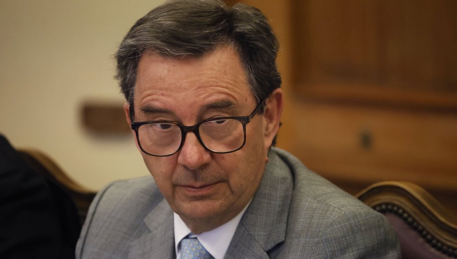 Ministro Barros aclara dichos sobre las Islas Malvinas y recalca que la posición de Chile es que "se negocie entre las partes"