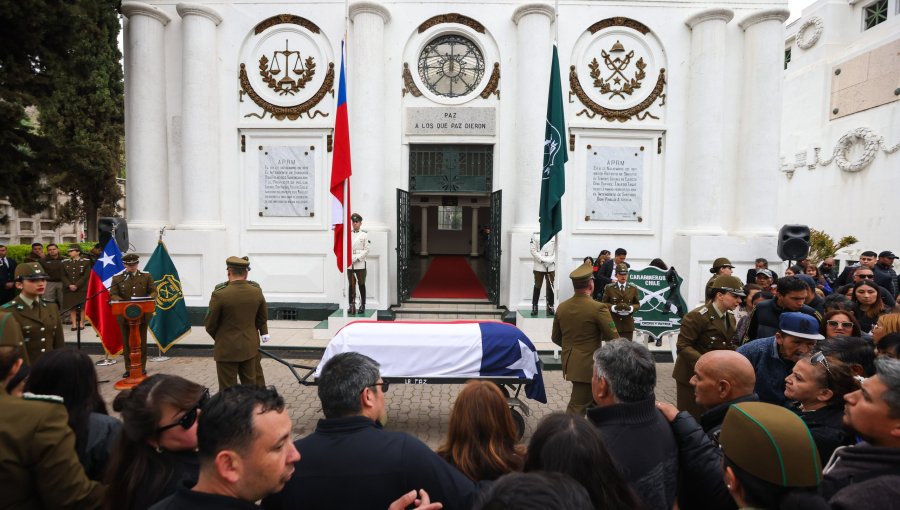 Suboficial mayor Christopher Aguilera fue sepultado en el Mausoleo de Carabineros del Cementerio General en Recoleta
