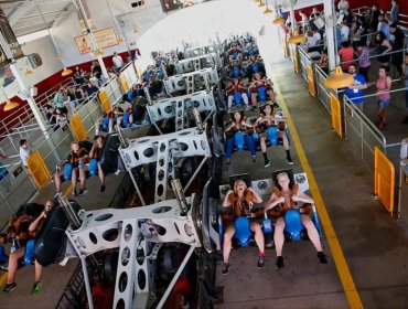 Parque de atracciones en California clausura montaña rusa tras cientos de denuncias de lesiones cerebrales