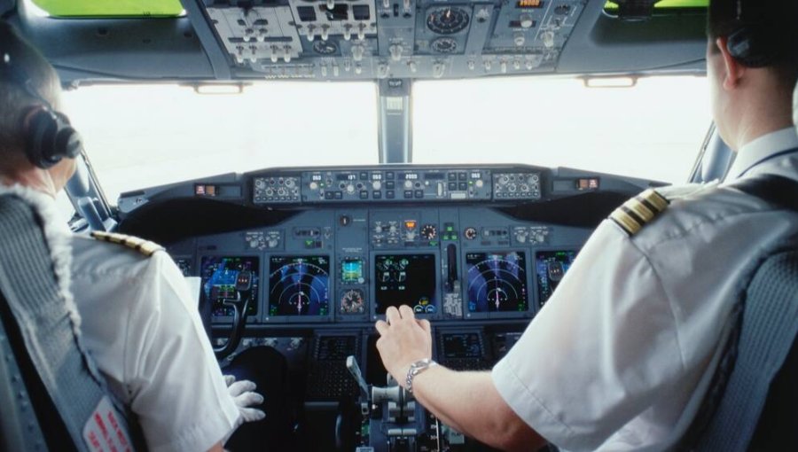 Hospitalizan a los dos pilotos del vuelo de Flydubai tras aterrizaje de emergencia en Arabia Saudita