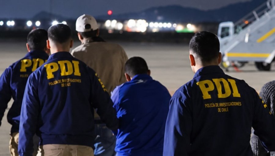 Deportan de Chile a 40 extranjeros con antecedentes penales hacia Colombia y Perú: durante 2026 se han realizado 1.764 expulsiones