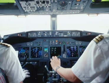 Hospitalizan a los dos pilotos del vuelo de Flydubai tras aterrizaje de emergencia en Arabia Saudita