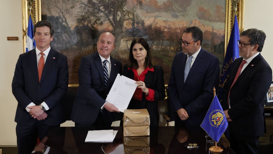 Ministro Quiroz ingresa proyecto de Presupuesto 2027 al Congreso: gasto total se expande en 1,5%