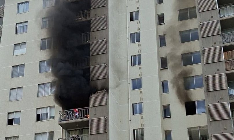 Incendio en altura afecta a edificio frente a las canchas de Everton en Reñaca Alto