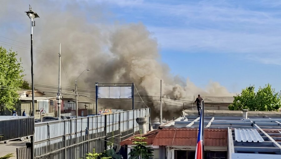 Amplio despliegue de Bomberos por violento incendio estructural en Concón