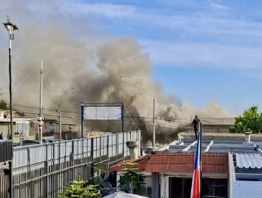 Amplio despliegue de Bomberos por violento incendio estructural en Concón